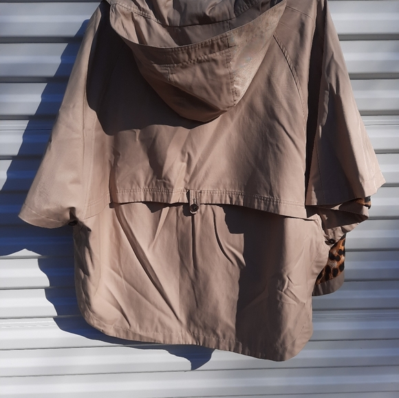 Hilary Radley Camel Tan Rain Coat Pancho Cheetah EUC Womens Hooded Brown Cape - Picture 4 of 4